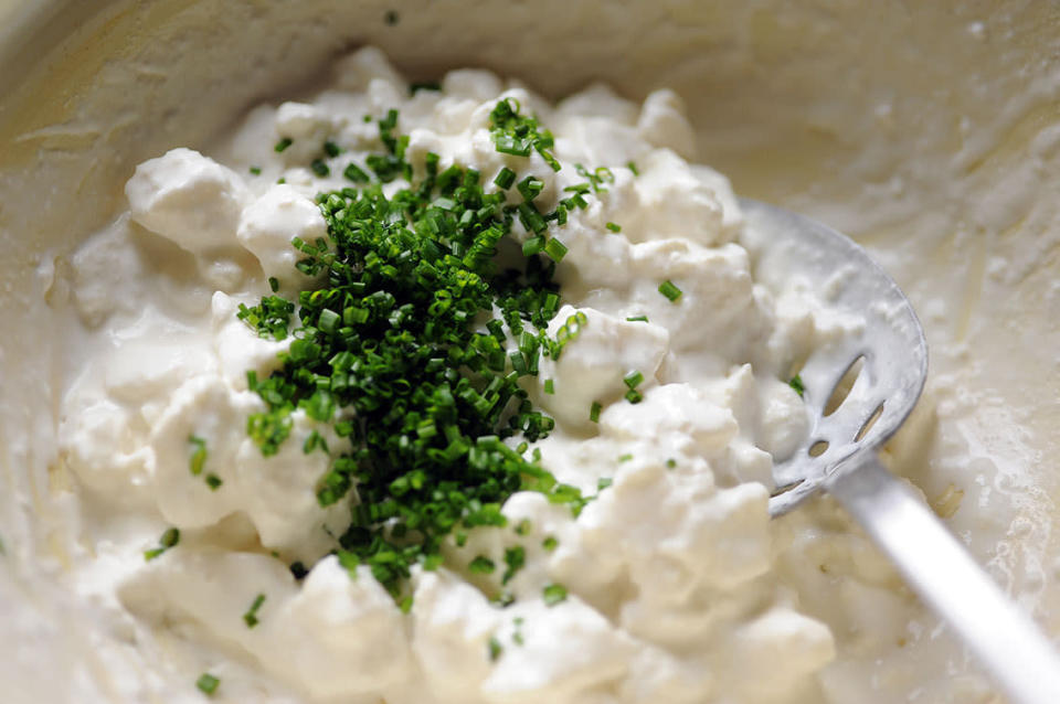 Hüttenkäse mit Karotten, Gurke oder Radieschen - was die Saison eben bietet - schmeckt mit ein wenig Salz und Pfeffer als Aufstrich auf ein frisches Vollkornbrot oder auch pur für Low-Carb-Fans. Sättigend, lecker und super gesund!