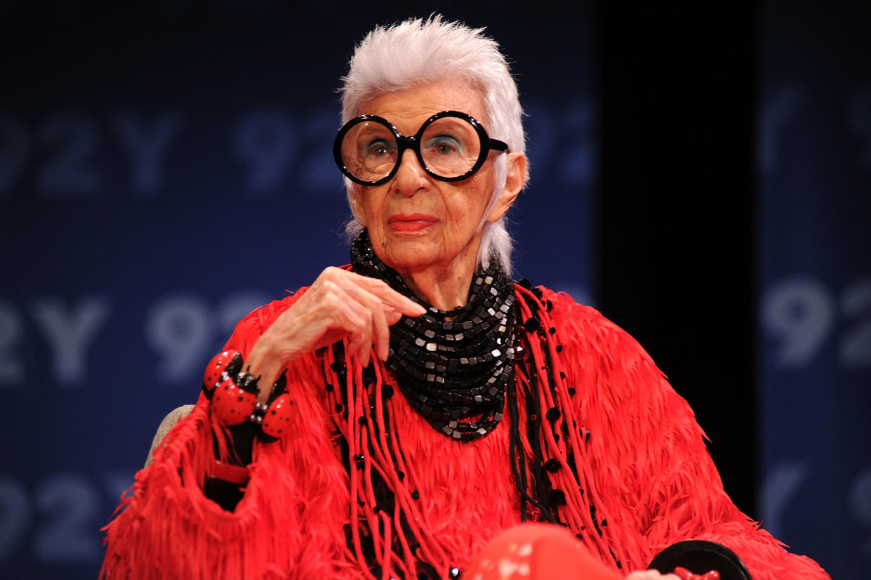 La diseñadora Iris Apfel, diseñadora de interiores e ícono de la moda, a sus 97 años en la ciudad de Nueva York. [Foto: Brad Barket/Getty Images]