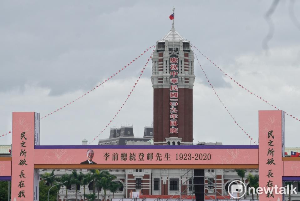 故李前總統登輝先生今（7）日舉行奉安大典，常眠國軍五指山公墓，總統府等公務機關也下半旗表達對李登輝的追思與敬意，凱道上的國慶牌樓也張貼李登輝的肖像和其經典語錄「民之所欲常在我心」。   圖：張良一/攝