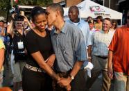 <p>Als Obama Michelle auf dem Iowa State Fair 2007 einen dicken Schmatzer verpasste. <i>[Bild: Getty/Scott Olson]</i></p>