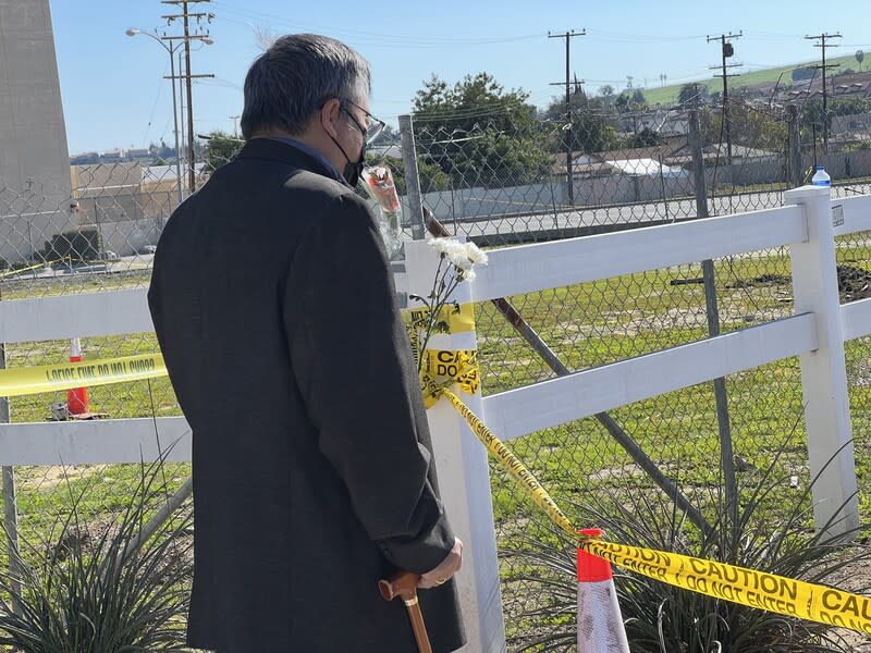 蒙特瑞公園市（Monterey Park）21日除夕夜發生槍擊至少11死，一名銀髮男性帶著鮮花在封鎖線外哀悼。中央社