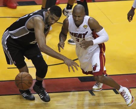 San Antonio Spurs' Tim Duncan (L) chases a loose ball with Miami Heat's Ray Allen during the second quarter in Game 3 of their NBA Finals basketball game in Miami, Florida, June 10, 2014. REUTERS/Andrew Innerarity