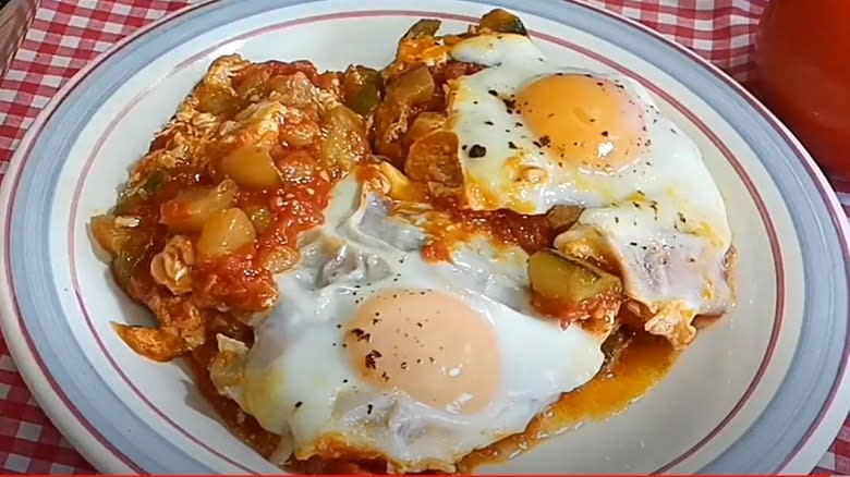 plate of pisto con huevos