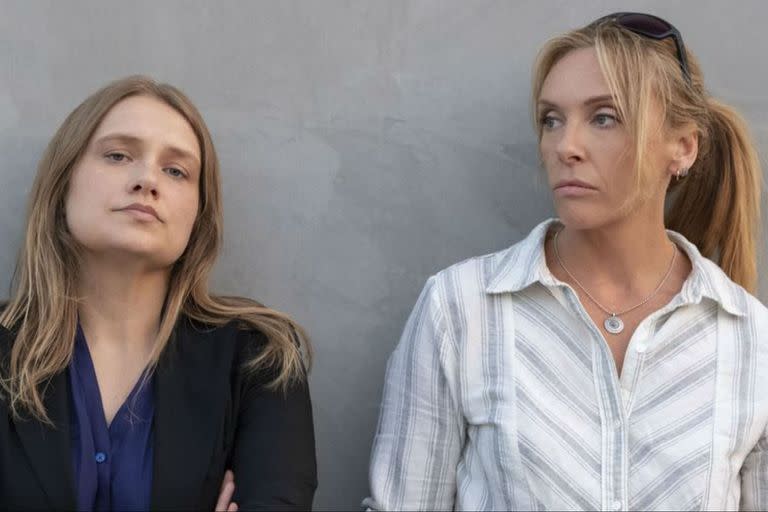 Merritt Wever y Toni Collette, gran dupla de la producción que ya está disponible en la plataforma de streaming