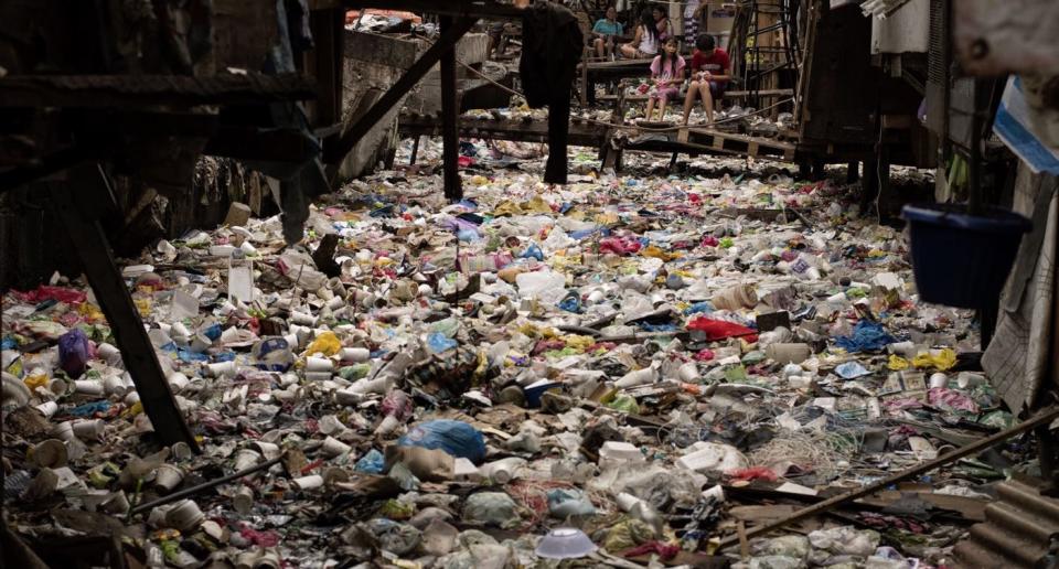 Se trata de un problema global. esta fotografía fue tomada en Filipinas en mayo de 2018. Los resíduos flotan por las calles de Manila después de las inundaciones. (Créditos: Getty Images)