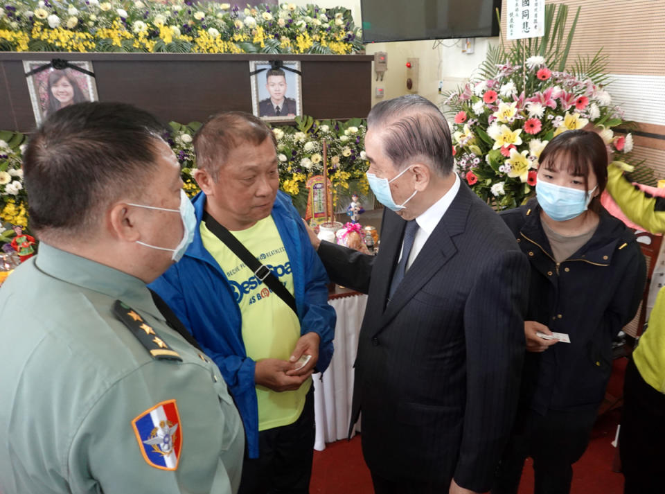 太魯閣號花蓮出軌罹難官兵，李棟樑赴靈前致祭慰問家屬提供協助。（記者羅廣仁攝）