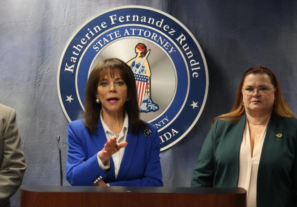 La fiscal estatal Katherine Fernandez Rundle anunció el arresto de la ex candidata ante la comisión de Miami-Dade Sophia Lacayo por presuntas irregularidades en la financiación de la campaña durante una conferencia de prensa el miércoles 26 de julio de 2023 en la Fiscalía Estatal en Miami, la Florida. Carl Juste/cjuste@miamiherald.com