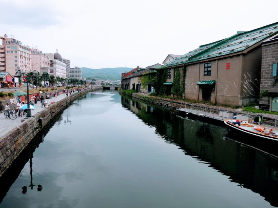 運河是小樽代表性景點，沿岸有許多磚造倉庫。