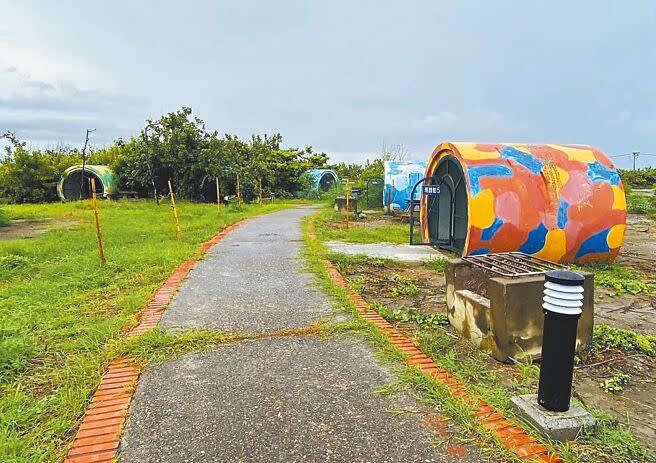 位於口湖鄉的海口故事屋園區露營地是雲林縣唯一沿海設置的公立合法露營區，有水管狀的營地。（周麗蘭攝）