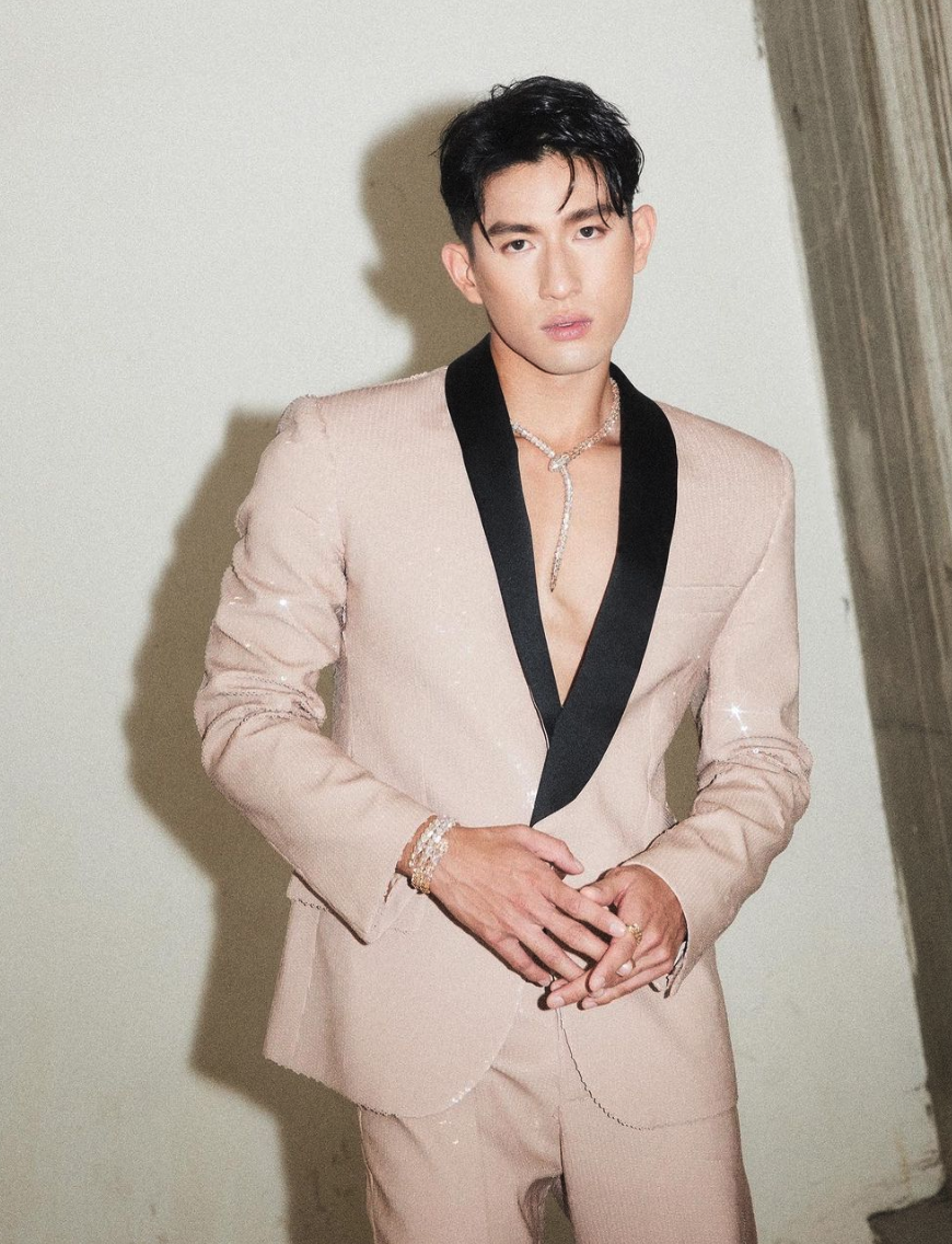Ayden Sng wore a sleek Valentino suit from the Spring/Summer 2023 Unboxing Collection. His choice of bling? Bulgari all the way. (PHOTO: Ayden Sng/Instagram)