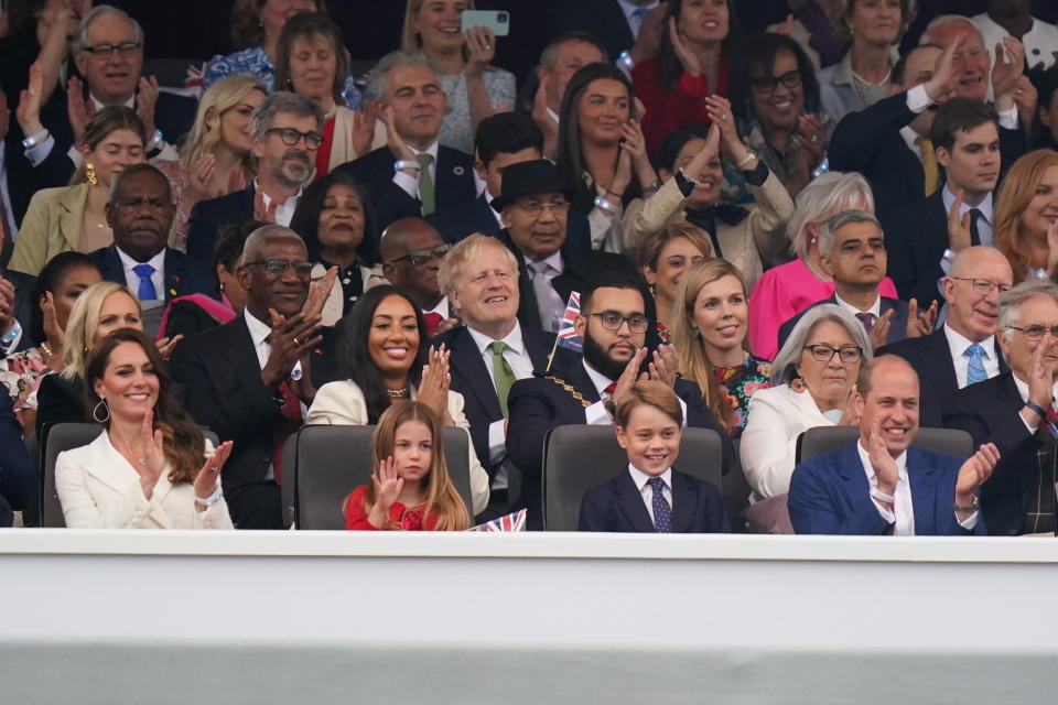 The Duchess of Cambridge, Princess Charlotte, Prince George, the Duke of Cambridge applaud the Queen's sketch with Paddington Bear. (Getty Images)