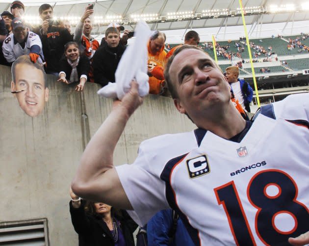 Le quart arrière des Broncos de Denver Peyton Manning a fait un don de 5 000$ pour appuyer la campagne électorale de Mitt Romney (AP Photo/Tom Uhlman)