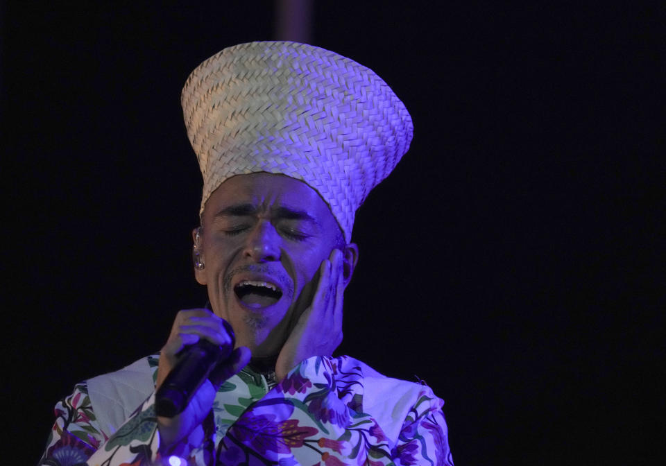 Ruben Albarrán cantante de Café Tacvba durante su presentación en el festival Vive Latino en la Ciudad de México el sábado 18 de marzo de 2023. (Foto AP/Fernando Llano)