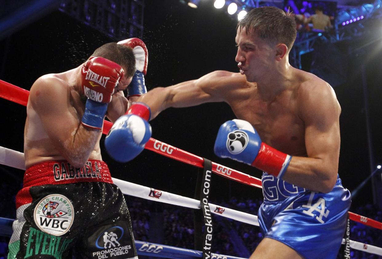 El kazajo Gennady Golovkin, a la derecha, golpea al mexicano Marco Antonio Rubio con un derechazo para ganar en el segundo asalto del combate por la corona del peso mediano, el 18 de octubre de 2014 en Carson, California, EEUU. (AP Foto/Alex Gallardo)