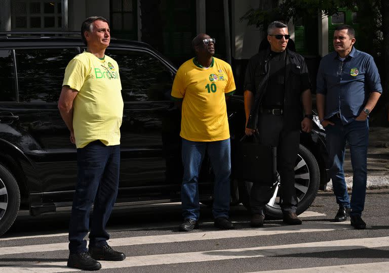 El presidente brasileño y candidato a la reelección, Jair Bolsonaro (izq.), llega para votar en Río de Janeiro, Brasil, el 30 de octubre de 2022, durante la segunda vuelta de las elecciones presidenciales.  