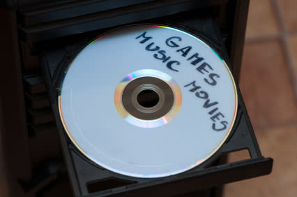 <b>• Puedo copiar música desde un CD o DVD que compré a la computadora o a un reproductor multimedia.</b> Normalmente, sí puedes hacer una copia digital para uso personal, de un CD que te pertenece. Sin embargo, si haces copias para vendérselas o regalárselas a tus amigos, cruzaste la barrera de lo legal. <br><br> Si quieres asegurarte de que estás bajando o compartiendo música legalmente, accede a la lista de sitios autorizados para comprar música, disponible en www.pro-music.org.