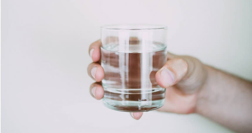 懷特海德因為「喝太多水」在醫院去世。（示意圖／pixabay）
