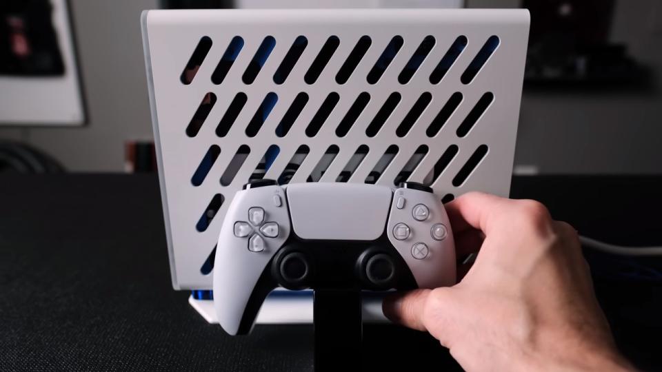 El "PlayStation 5 Tiny" es tan pequeño que luce como un modem de internet