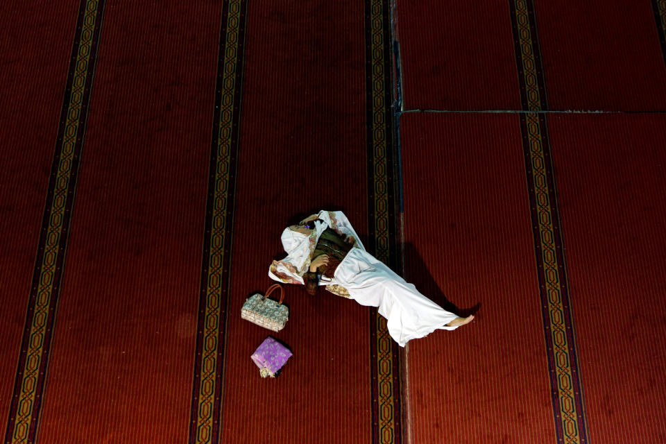 A Muslim woman rests while waiting for the Iftar (breaking fast) meal during the last week of the holy fasting month of Ramadan at Istiqlal Mosque in Jakarta, Indonesia June 20, 2017. REUTERS/Agoes Rudianto