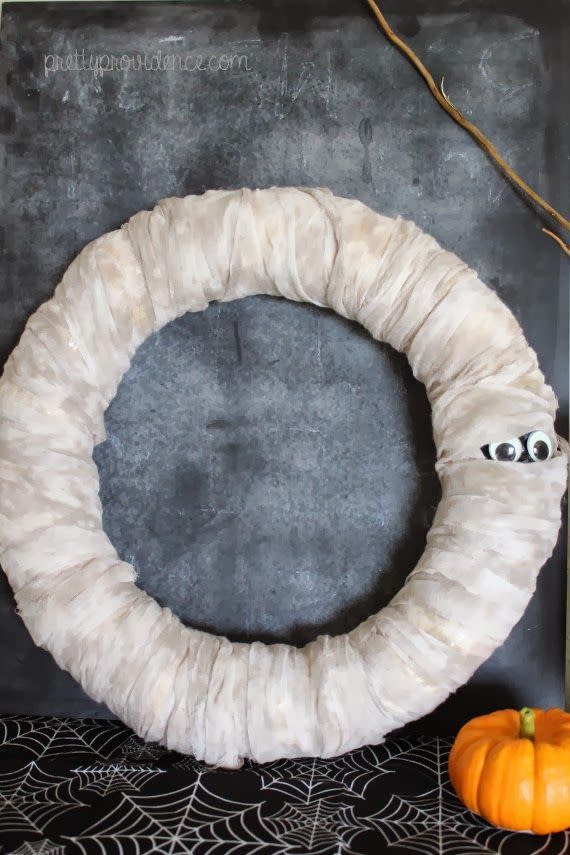 diy halloween wreath mummy