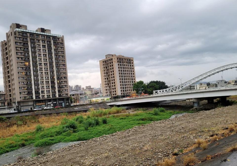 久旱不雨，台中市北屯區旱溪部份行水區因水質優養化，雜草叢生及水生植物，空氣中也散發腐敗的氣味。（記者陳金龍攝）