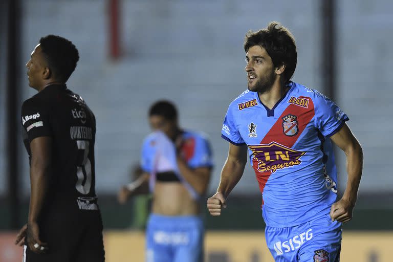 El artillero Lucas Albertengo: cuatro festejos aportó el nacido en Egusquiza, Entre Ríos, para la clasificación de Arsenal a los octavos de final de la Copa Sudamericana