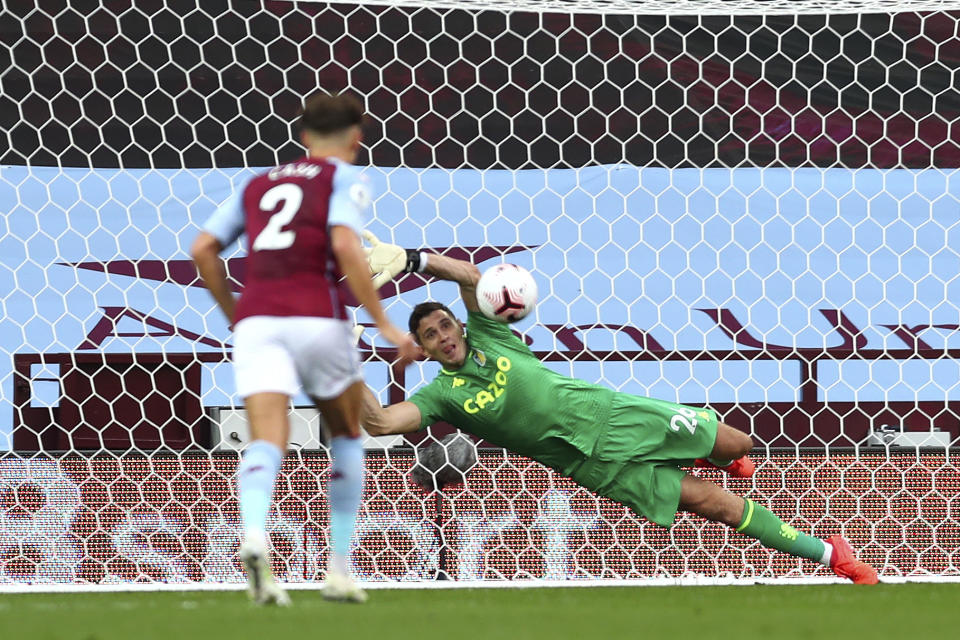 El arquero del Aston Villa Emiliano Martínez ataja un penal en el partido contra Aston Villa por la Liga Premier inglesa en Birmingham, el lunes 21 de septiembre de 2020. (Clive Rose/Pool vía AP)