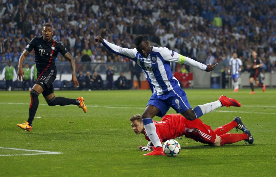 Porto's Jackson Martinez (R) scores his goal past Bayern Munich's goalkeeper Manuel Neuer and Jerome Boateng (L) during their Champions League quarterfinal first leg soccer match at Dragao stadium in Porto April 15, 2015. REUTERS/Rafael Marchante