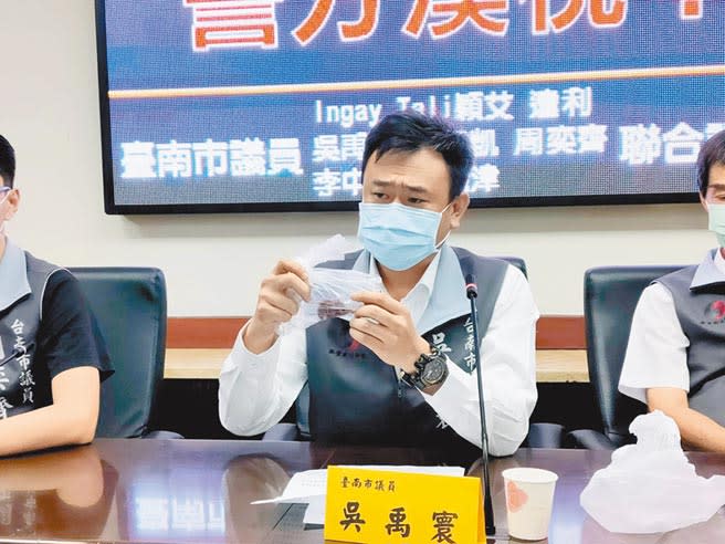 台南市議員吳禹寰出示涉嫌毒殺浪貓的毒雞肉。（洪榮志攝）