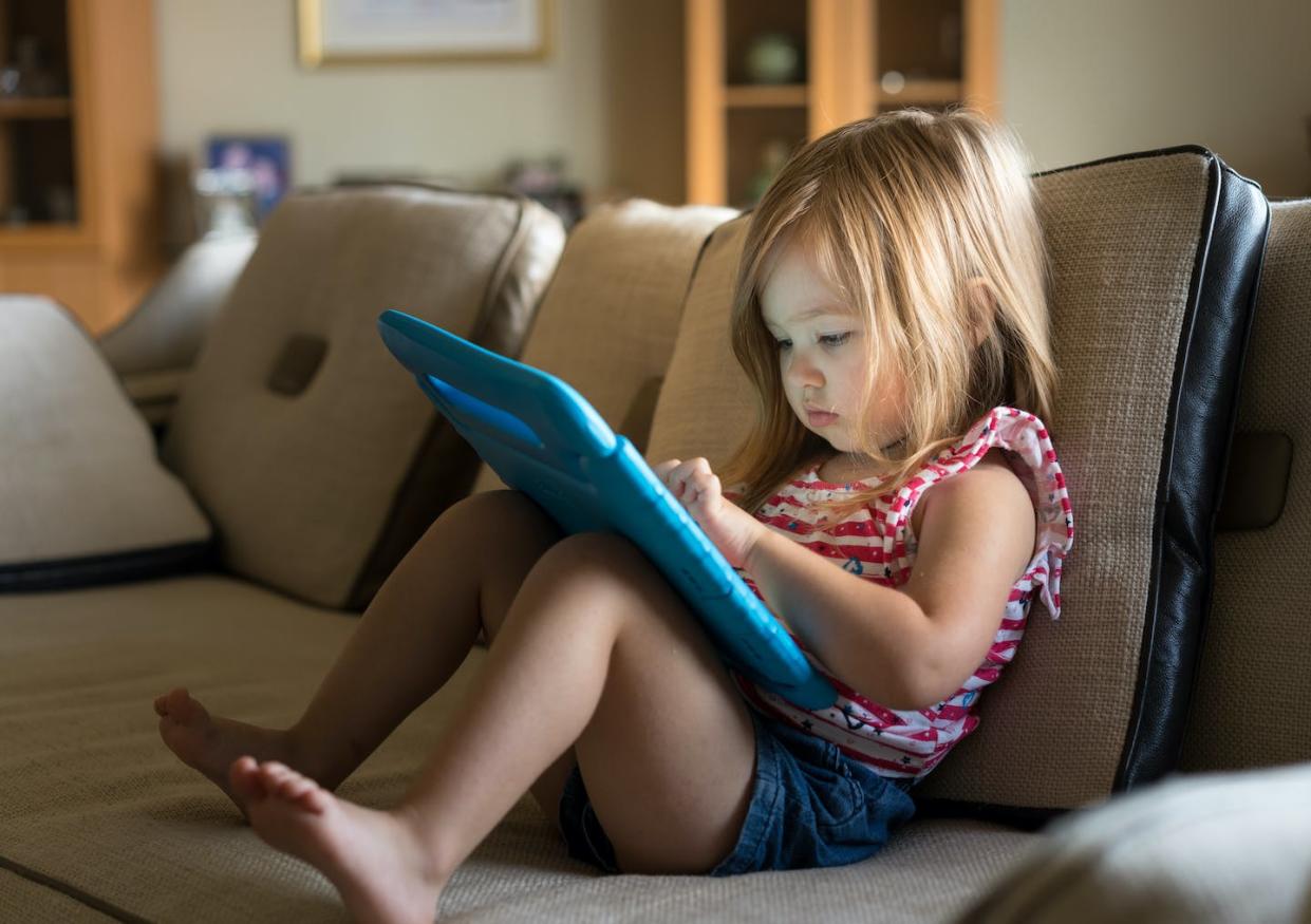 <a href="https://www.shutterstock.com/es/image-photo/young-girl-sitting-home-on-settee-696178399" rel="nofollow noopener" target="_blank" data-ylk="slk:Steve Heap / Shutterstock;elm:context_link;itc:0;sec:content-canvas" class="link ">Steve Heap / Shutterstock</a>