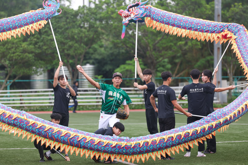 正副總統就職典禮將至　國體大學生彩排（3） 中華民國第16任總統、副總統就職典禮20日將盛大舉 行，國立體育大學將帶來精彩演出，學生們2日下午 在校內密集排練，國體大棒球隊也將參與表演。 中央社記者吳家昇攝　113年5月2日 