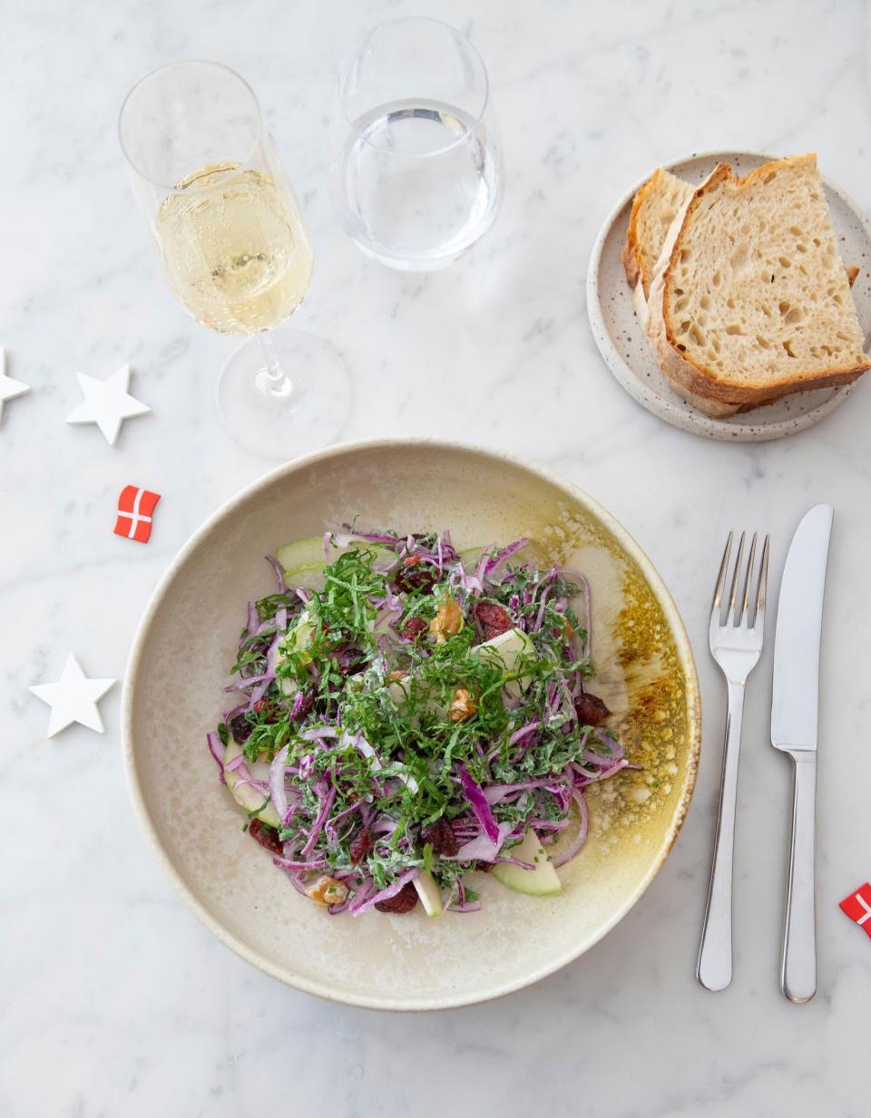 <p>Et si on optait pour une salade végétarienne de Noël à base de cranberries et de chou kale, pour son menu de fête ?</p><br>