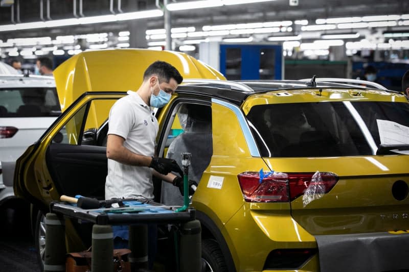 A convertible version of Volkswagen's T-Roc, pictured here on the factory line in Portugal, was among the most popular soft tops in Europe. Hugo Amaral/SOPA Images via ZUMA Wire/dpa