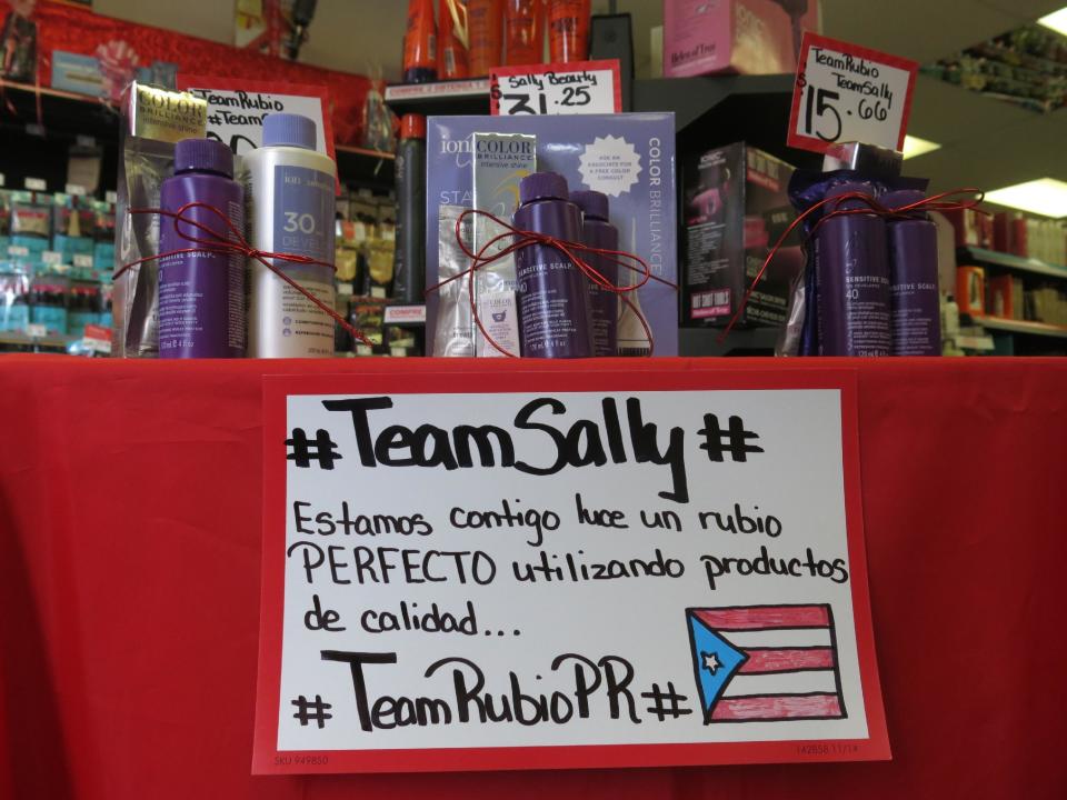 La foto del martes 21 de marzo de 2017 muestra los productos que se ofrecen a la venta en una tienda Sally Beauty Supply de San Juan, para teñirse el cabello y apoyar a la selección de Puerto Rico que participa en el Clásico Mundial de Béisbol (AP Foto/Danica Coto)