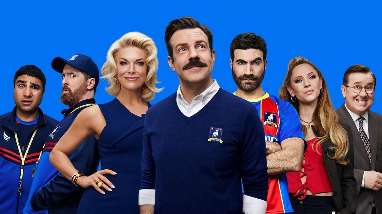 Mit alten Bekannten und neuen Mitspielern versucht Ted Lasso (Jason Sudeikis, Mitte) die Welt des Fußballs zu verstehen. (Bild: © AppleTV+)