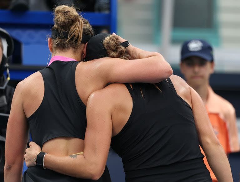 Un gesto entre amigas: el abrazo de Paula Badosa (izquierda) para Aryna Sabalenka, su vencedora; la bielorrusa debutó con un triunfo en el Miami Open tras la muerte de su exnovio