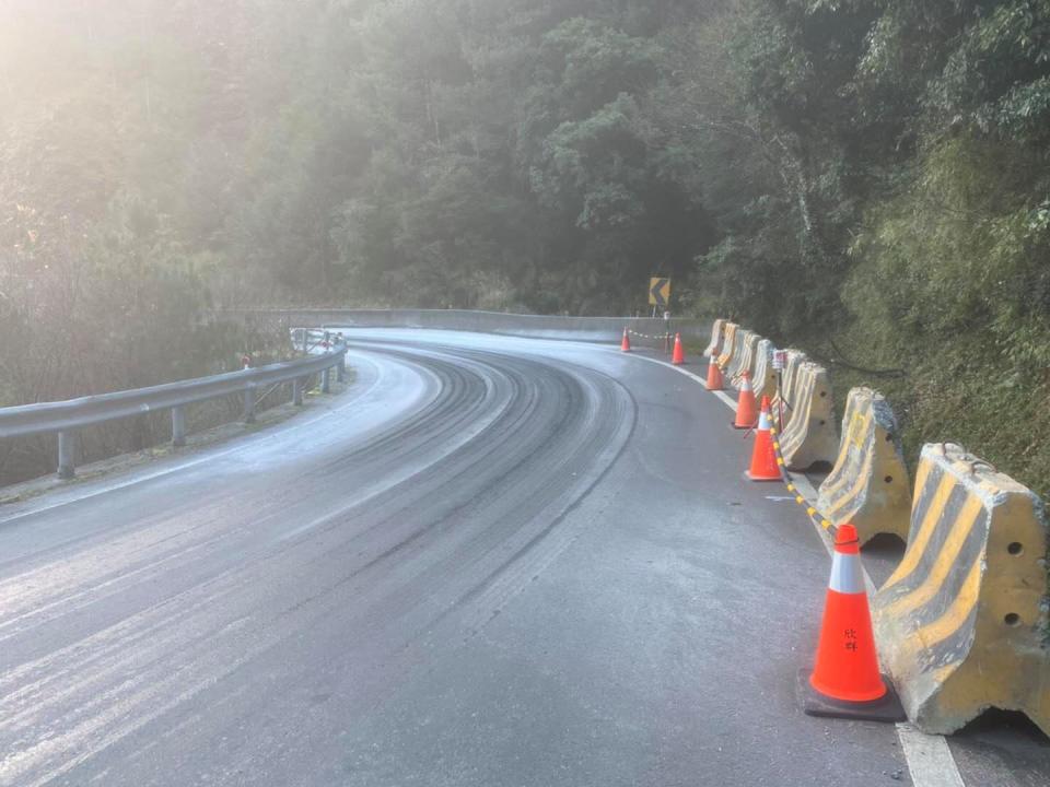 公路總局表示，考量到高山結冰、積雪及天候視線等因素，進行道路管制(圖為昨日台8線111.2K)。   圖：翻攝自中橫路況交通資訊站