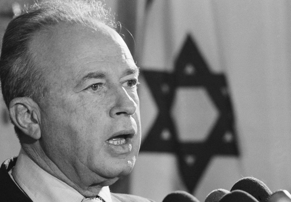 El desaparecido Primer Ministro israelí, Yitzhak Rabin, pasó un momento incómodo el 1 de abril de 1986 cuando, siendo ministro de la Defensa, leyó ante el Parlamento de su país el reporte falso sobre el atentado contra el líder de una facción chiita en el Líbano. El reporte fue una broma inventada por un analista de inteligencia militar israelí por el Día de los Inocentes (Foto: AP)