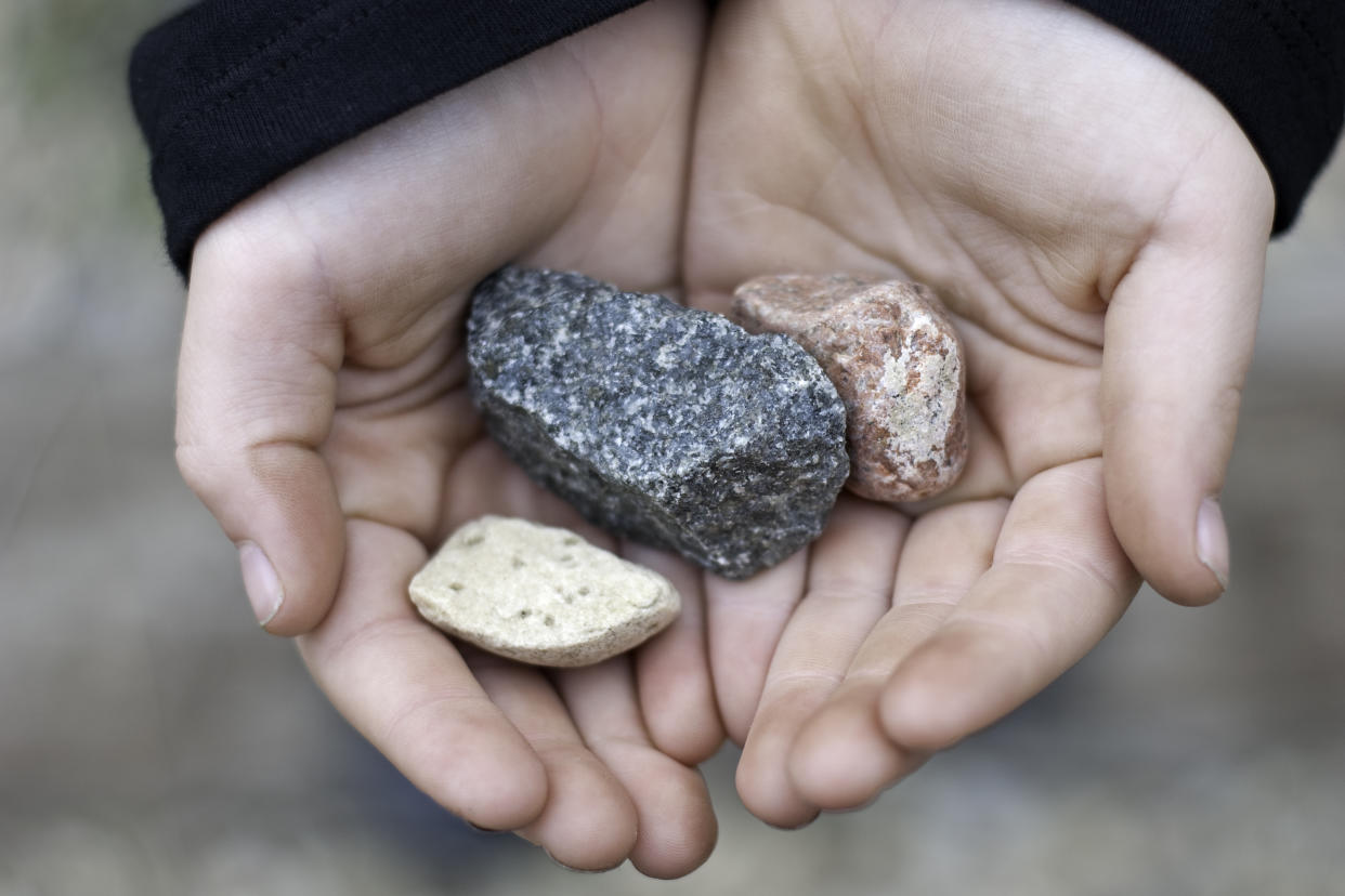 Mineraliensammlung und Kinderhände