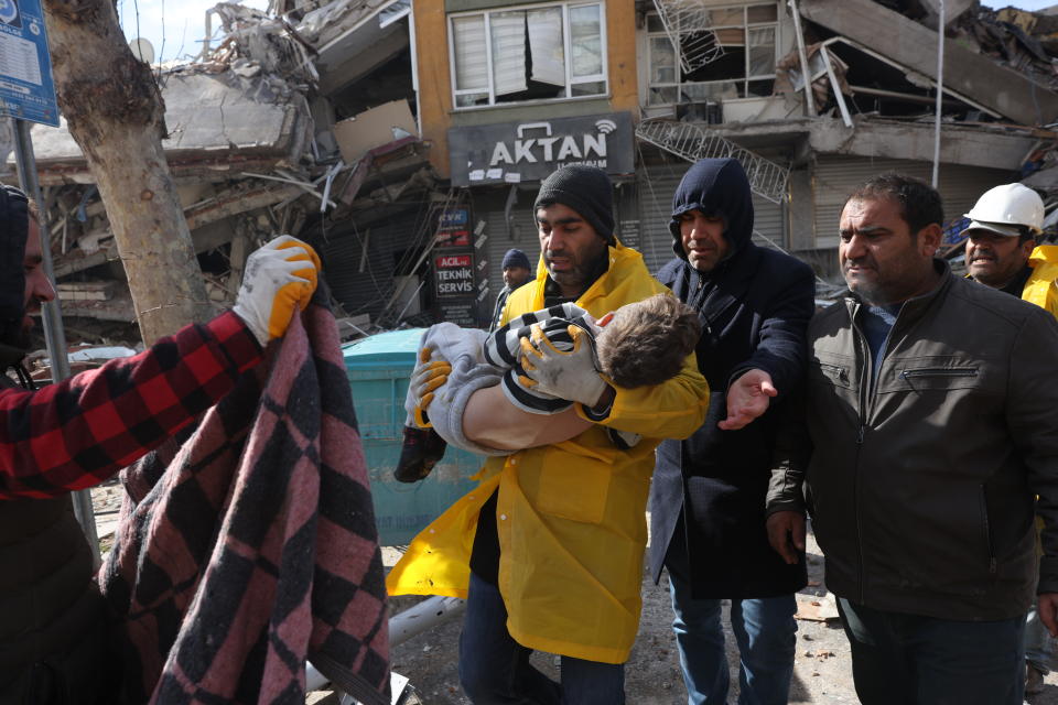 土耳其強震，許多兒童在瓦礫堆中被救出。圖片來源：Getty Images
