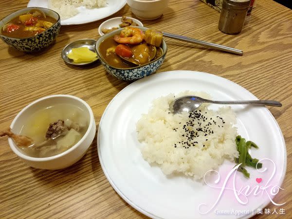 【台南美食】老騎士咖哩飯。白飯　飲料　小菜　熱湯任你吃到飽 