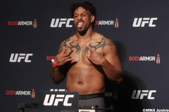 Greg Hardy shows off gruesome finger injury, announces fight vs
