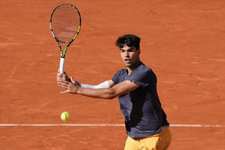 Carlos Alcaraz volea a dos manos durante la semifinal de Roland Garros ante el italiano Jannik Sinner