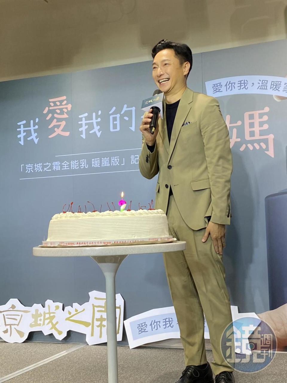 謝祖武現場看到驚喜生日蛋糕滿是驚訝。