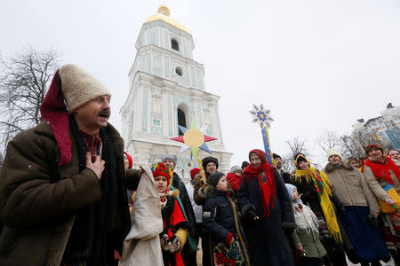 Performers sing Christmas carols after a service marking Orthodox Christmas and celebrating the independence of the Orthodox Church of Ukraine near the Saint Sophia's Cathedral in Kiev, Ukraine January 7, 2019. REUTERS/Valentyn Ogirenko