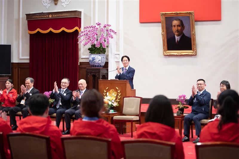 副總統賴清德今（18）日接見第24屆「台新青少年志工菁英獎」傑出志工獎得主。（圖／總統府提供)