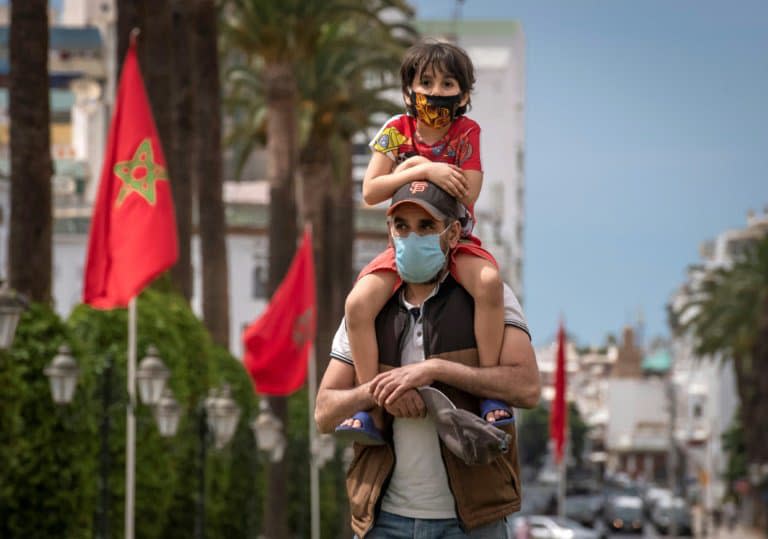 Un père et son fils portent un masque de protection contre le coronavirus, le 16 juin 2020 à Rabat, au Maroc - FADEL SENNA © 2019 AFP