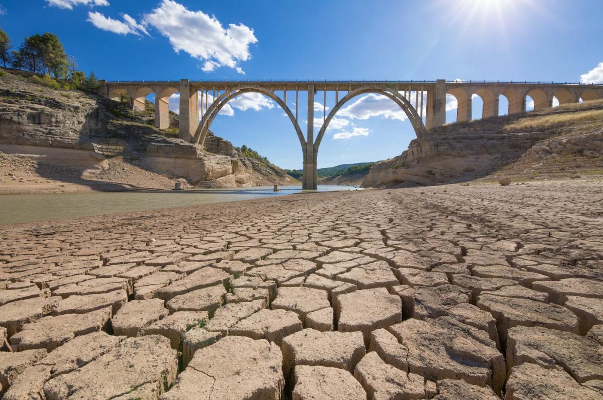 Castilla La Mancha ha sufrido graves condiciones de sequía en los últimos años. <a href="https://www.shutterstock.com/image-photo/landscape-dry-earth-ground-viaduct-extreme-760828588" rel="nofollow noopener" target="_blank" data-ylk="slk:Quintanilla / Shutterstock;elm:context_link;itc:0;sec:content-canvas" class="link ">Quintanilla / Shutterstock</a>