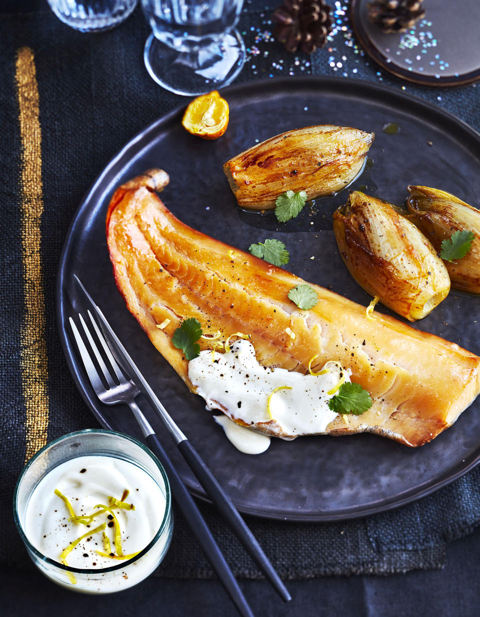 Haddock poché au lait, endives braisées à l'orange et sauce yuzu