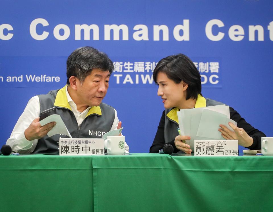 <p>Minister of Culture,Cheng Li-chun, right, attends an emergency press conference on March 5, 2020.  (CNA)</p> 